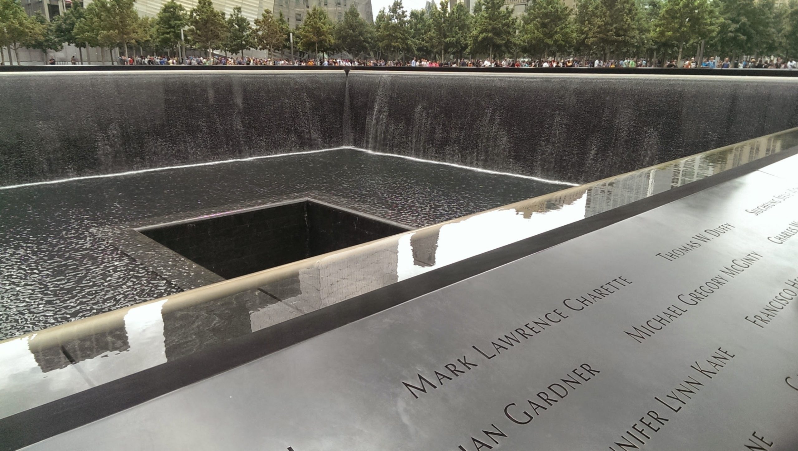 Närbild på minnesmärket över 9/11 i New York City